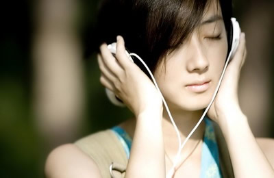 听歌的美女